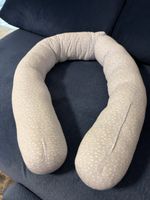 Stilvolles Stillkissen mit Punktmuster im guten Zustand