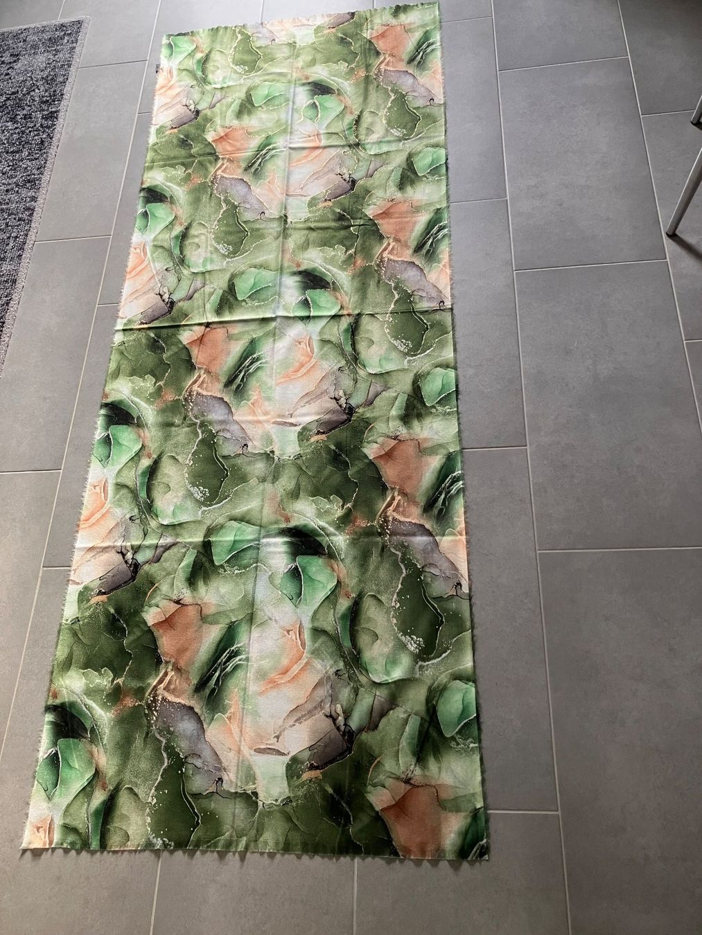 Foulard & Sciarpe: Grande écharpe dans différents tons de vert et roux orange – Nuovo (secondo la descrizione) da Cortaillod venduto da car_f6v6 1