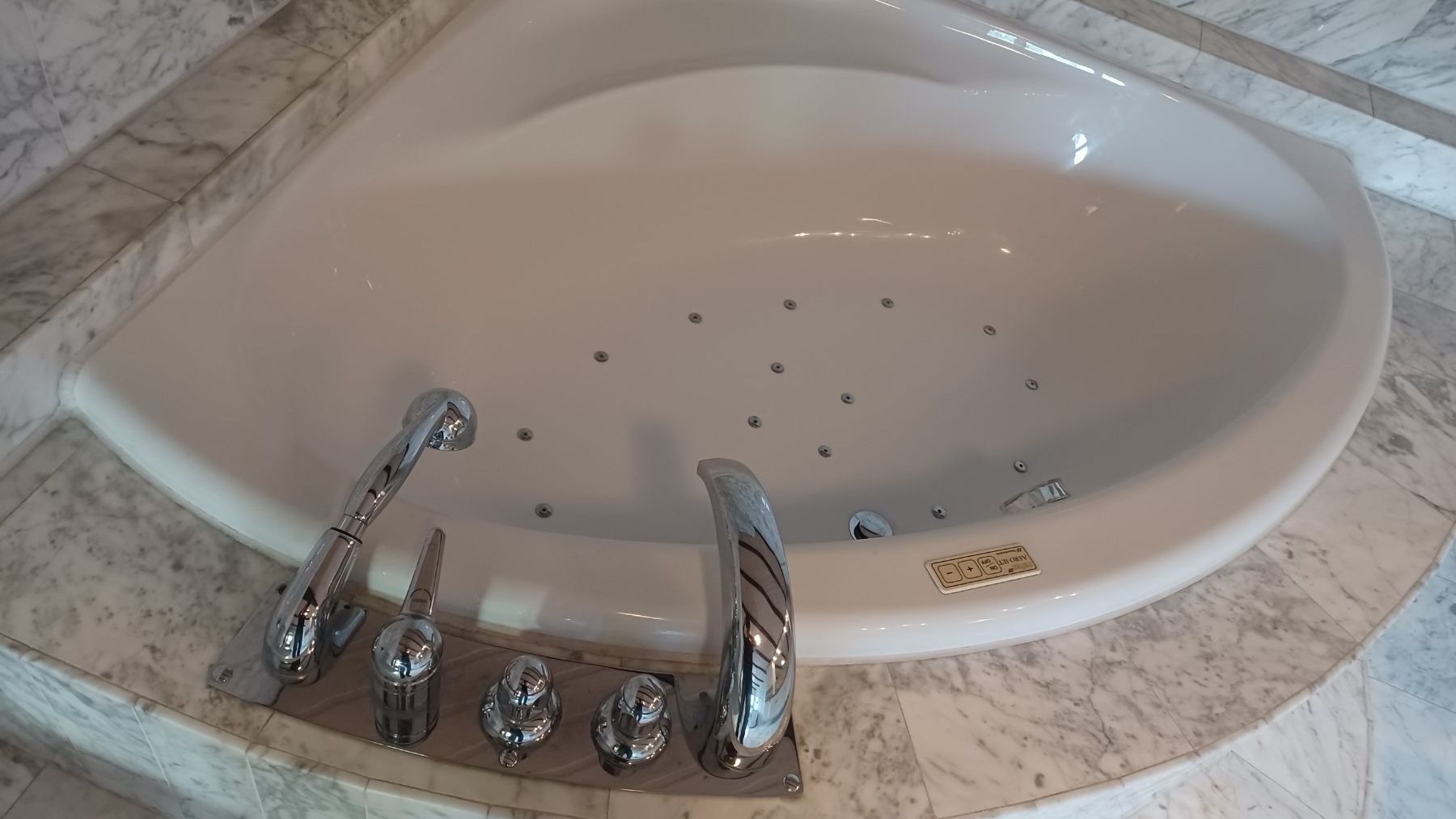 Vasche da bagno: Komplettes Bad Whirlpool Badewanne Eckbadewanne – Usato da Immensee venduto da bubi19 3