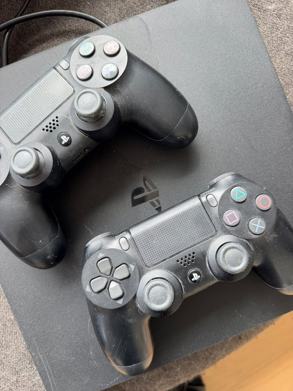 Sony Console: Playstation 4 + Spiele und Controller – Usato da Wabern venduto da konbini