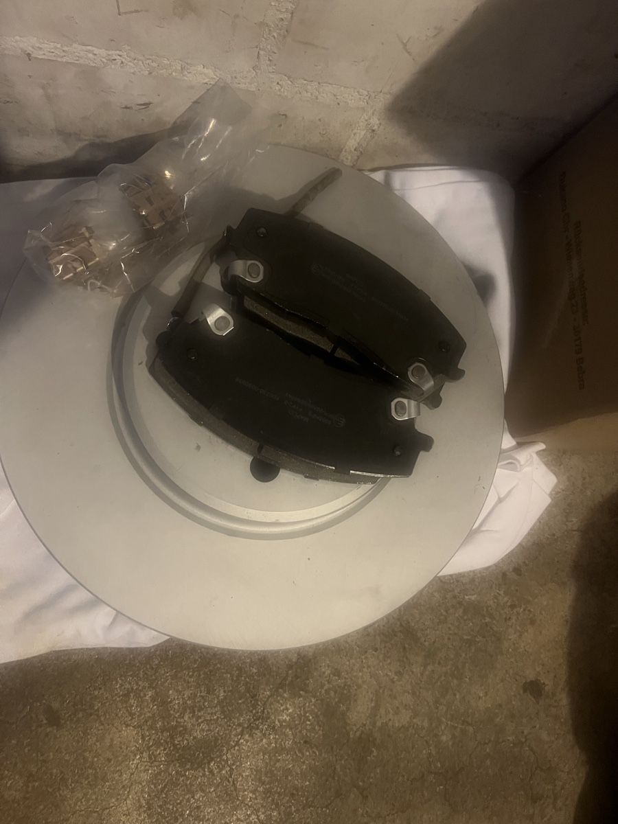 Tutti pezzi di ricambio auto: Bremsscheiben  / Beläge vorne Chrysler 300 c – Nuovo (secondo la descrizione) da Embrach venduto da igr_7wqc 1