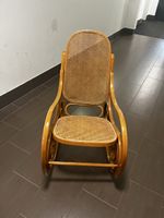 Schöner Schaukelstuhl aus Holz mit Rattan - Top Zustand!