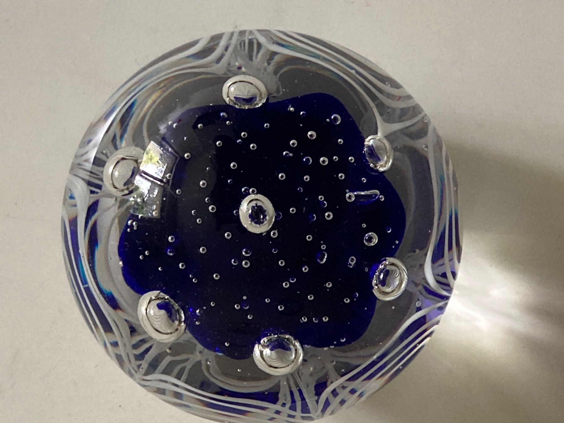 Gläser: Schöne Glaskugel mit einer blauen Blume – Gebraucht aus Zürich von Chaeffeler 2