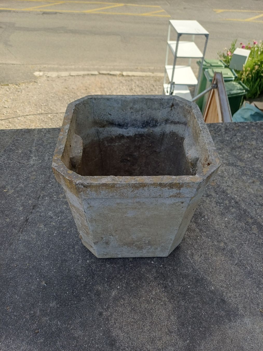 Eternit Vasi per fiori: Eternit Blumentopf – Difettoso da Wangenried venduto da Recycler94