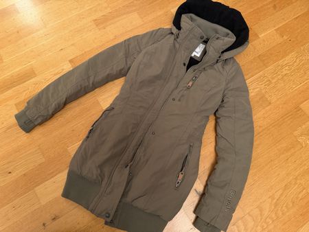 Neuwertige BENCH Winterjacke Grösse XS