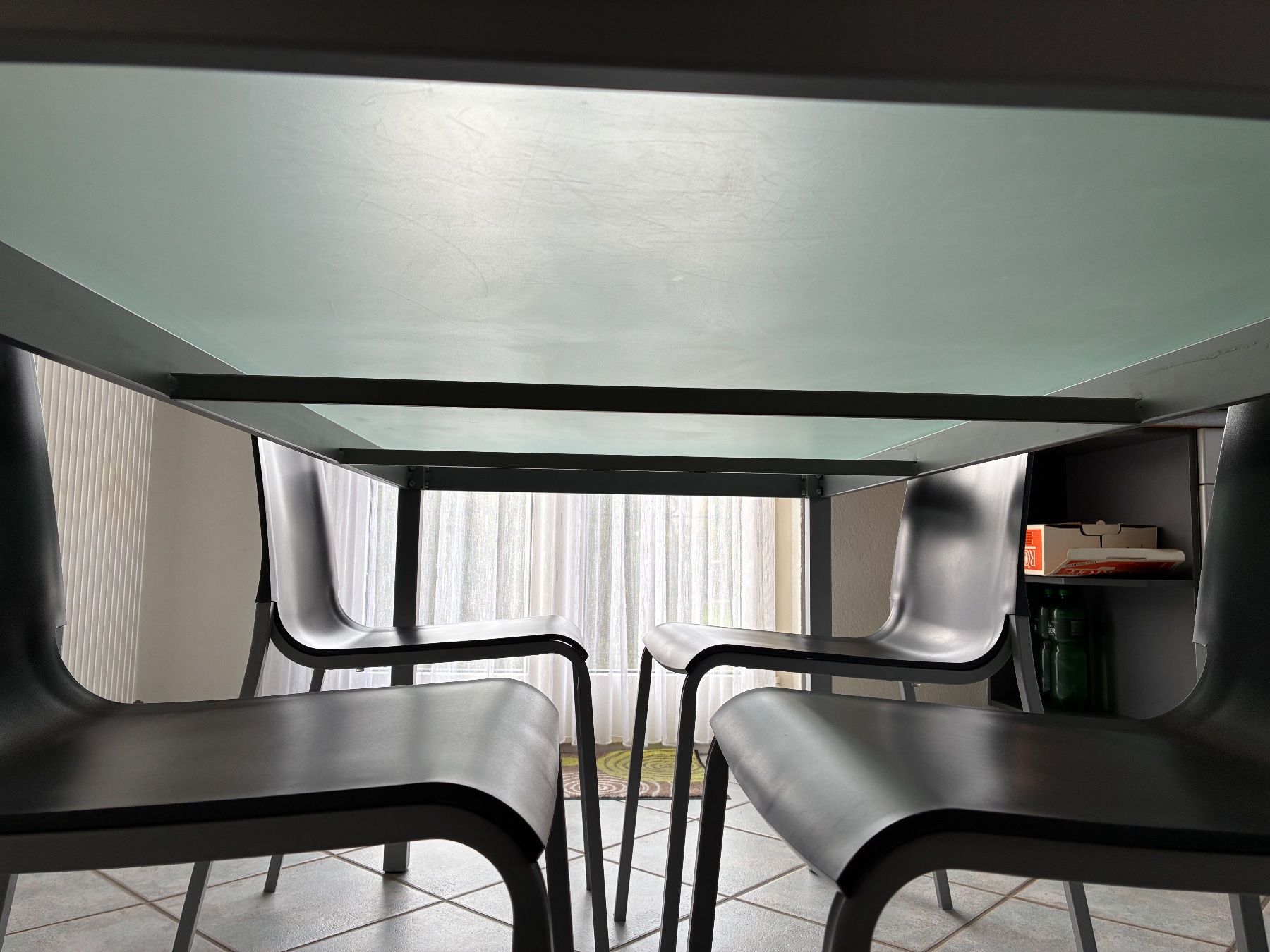 Set tavolo e sedie: Table à manger + 4 chaises – Usato da Courgenay venduto da hertzogg 9