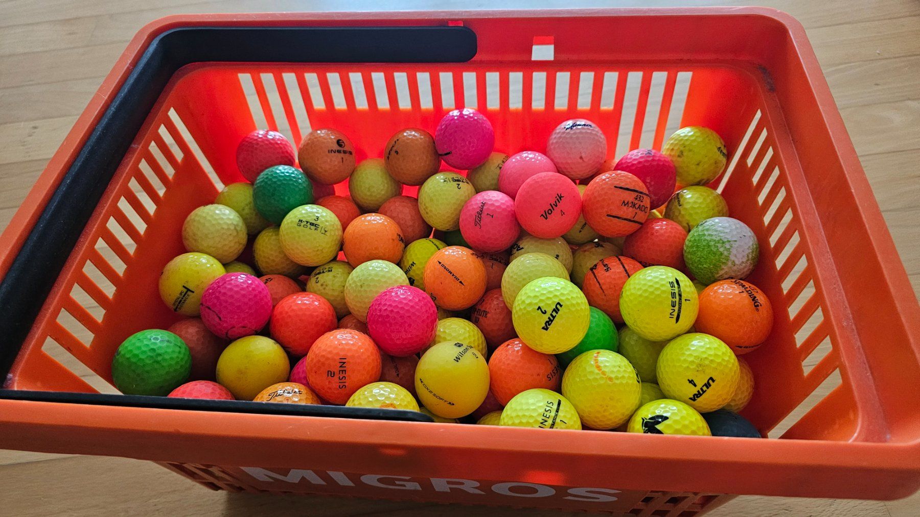Bälle: Golfbälle farbig, ein Einkaufskorb voll – Gebraucht aus Winterthur von Xerena 1