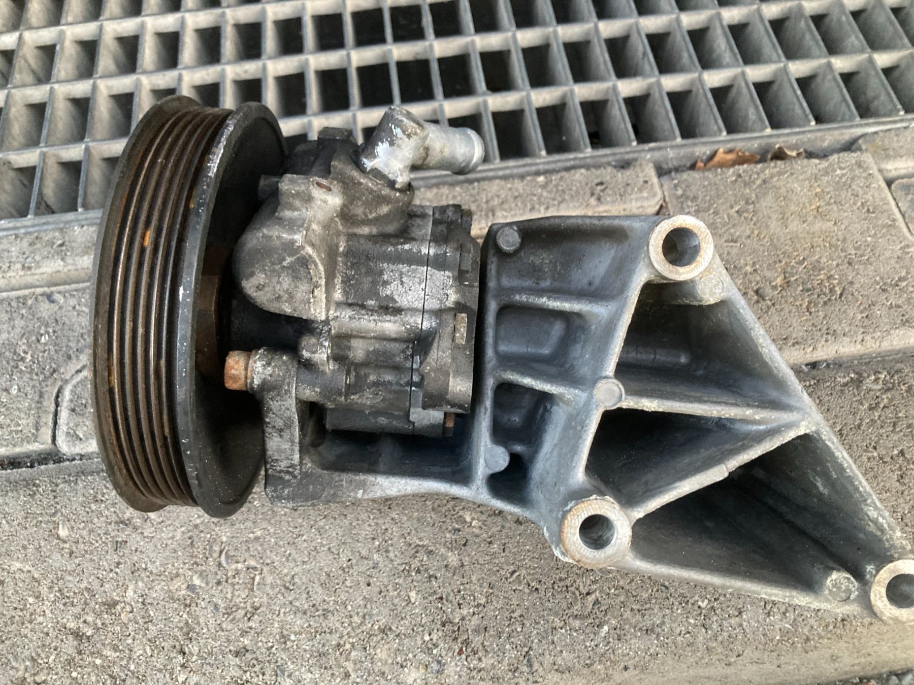 Volkswagen Tutti pezzi di ricambio auto: VW T4 2.5 Syncro Servolenkungspumpe – Usato da Cham venduto da Cham6332 3