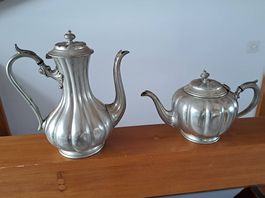 Théière et cafetière en étain 