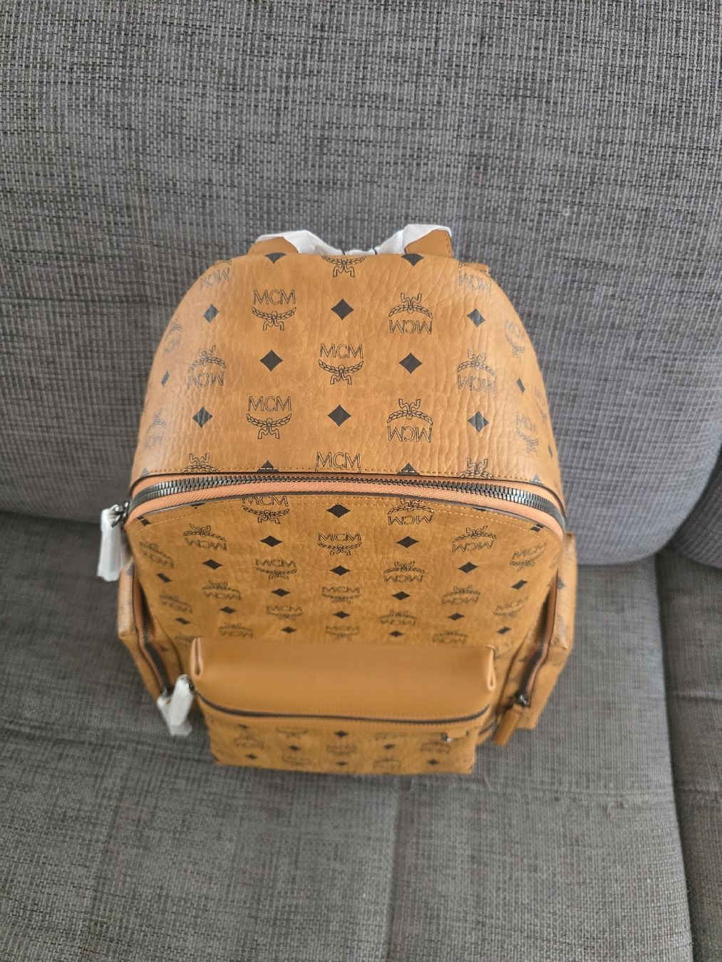 Mcm Zaini: MCM Rucksack cognac mit Monogramm neu mit Etikett GROSS – Nuovo e nell'imballaggio originale da Landquart venduto da eni444 1