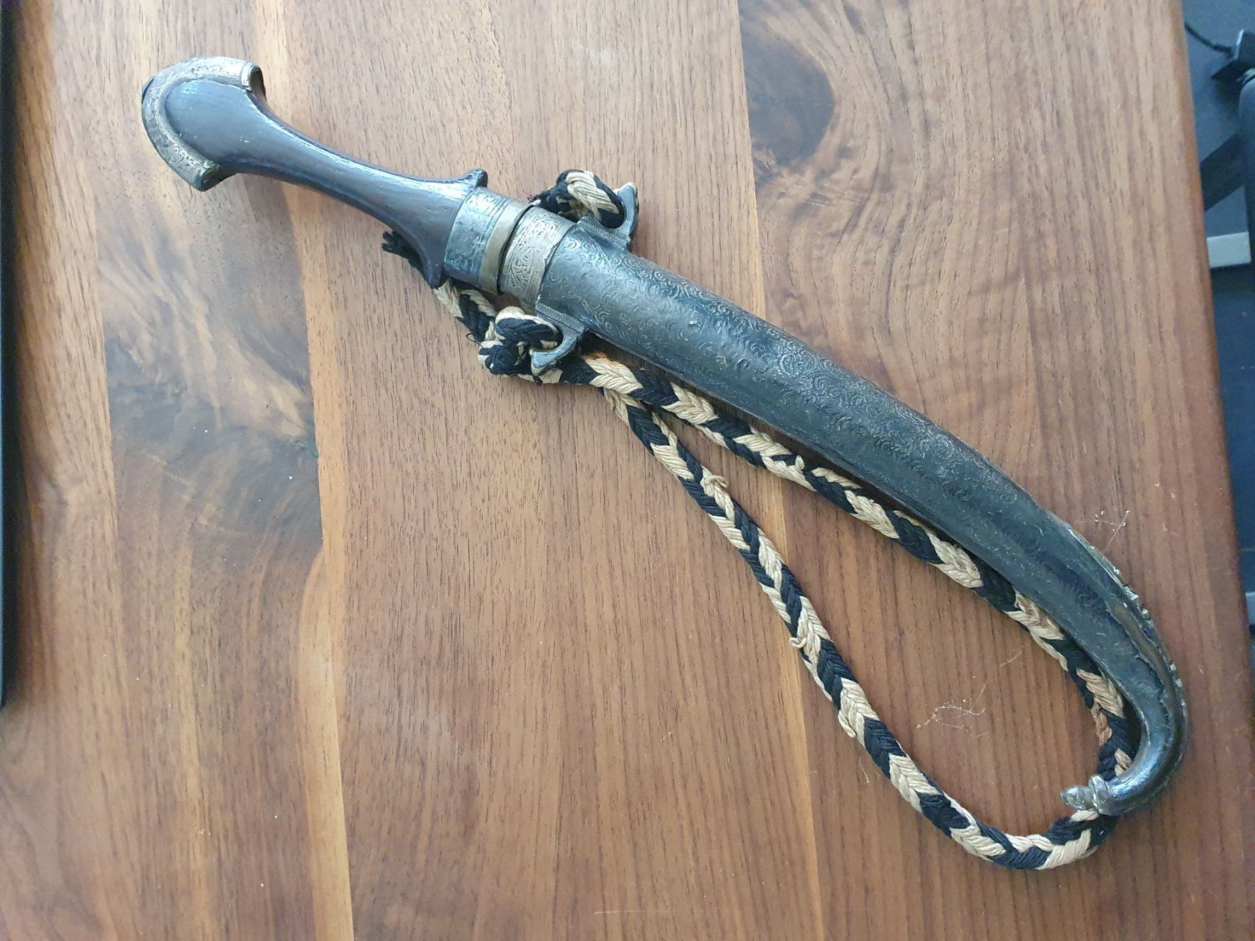 Posate: Antiker Krummdolch Khanjar mit Scheide – Usato da Basel venduto da M2