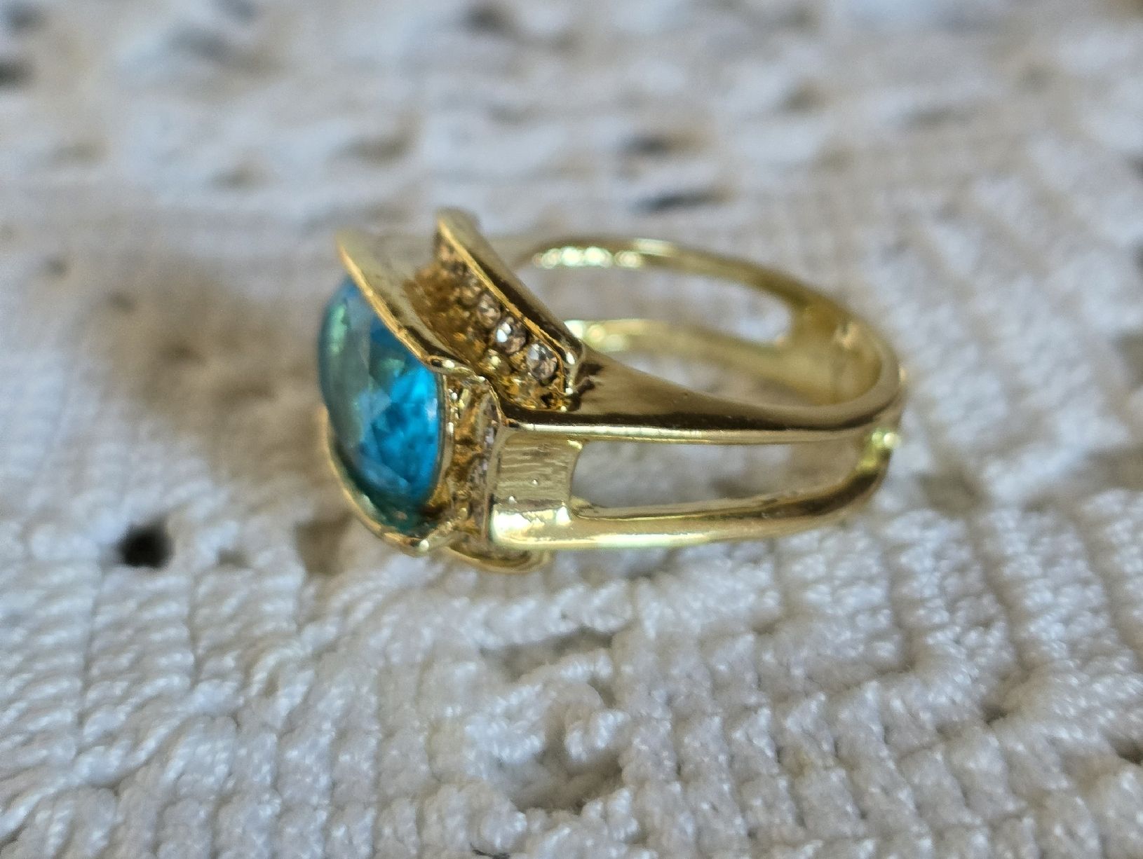 Ringe: Ring Goldfarben mit blauem Stein – Neu (gemäss Beschreibung) aus Rheinsulz von Gilea 1