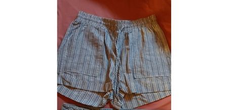 Schöne gestreifte Sommershorts