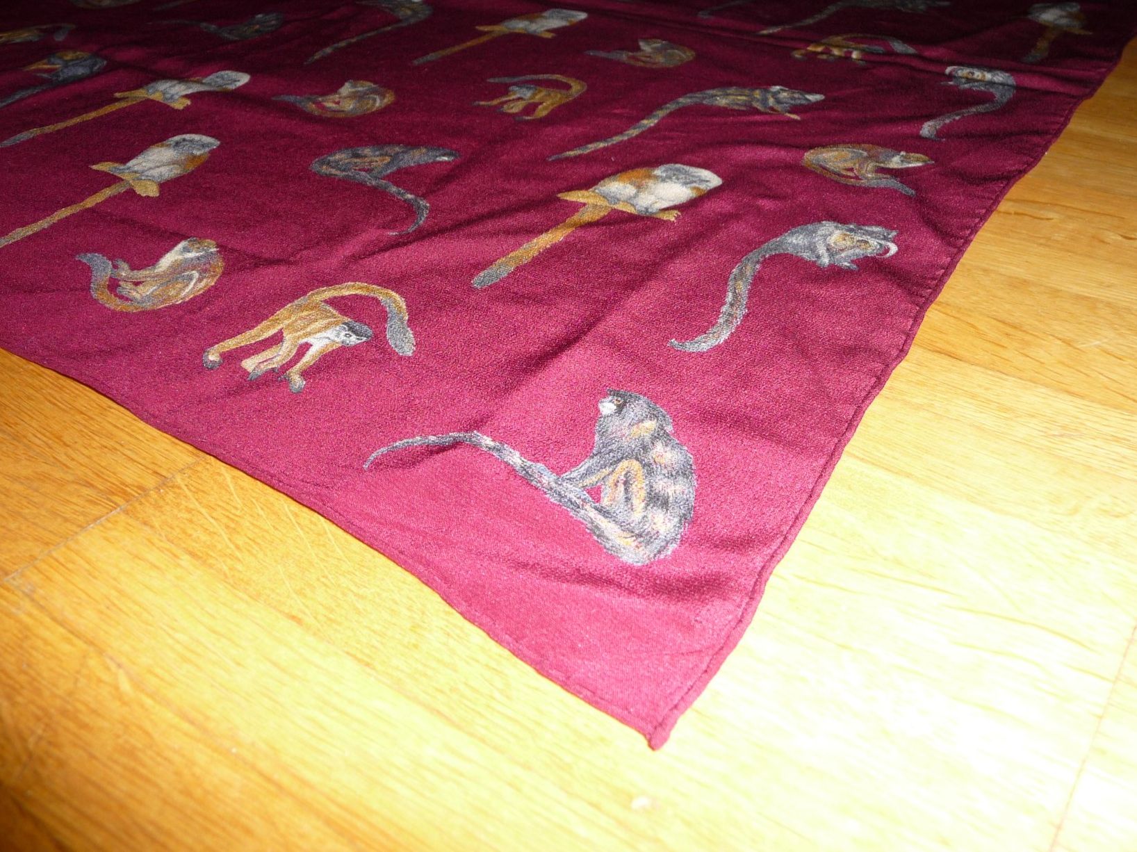 Fabric Frontline Foulard & Sciarpe: Fabric Frontline Schal 62x132cm ca. mit Äffchen – Usato da Winterthur venduto da ricofly 5