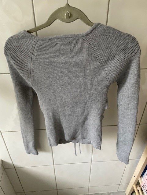 Asos Maglioni & Felpe: Asos Design grauer Pullover mit Cutouts Gr Eu 38 neu – Nuovo (secondo la descrizione) da Zürich venduto da Pony74 1