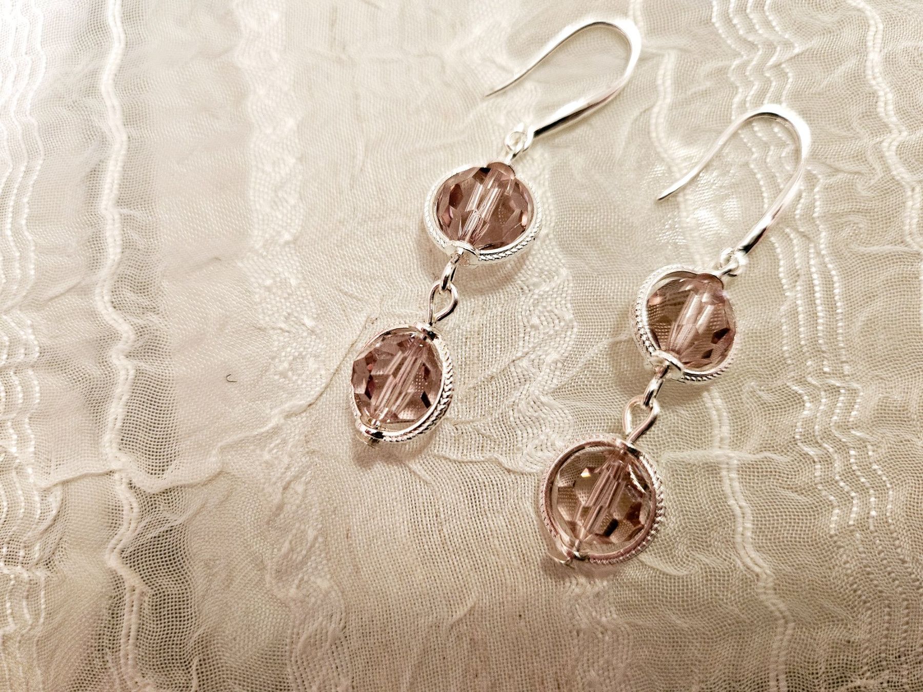 Ohrringe & -stecker: Ohrringe aus Swarovski Perlen Light Amethyst – Neu (gemäss Beschreibung) aus Dietikon von Eleda