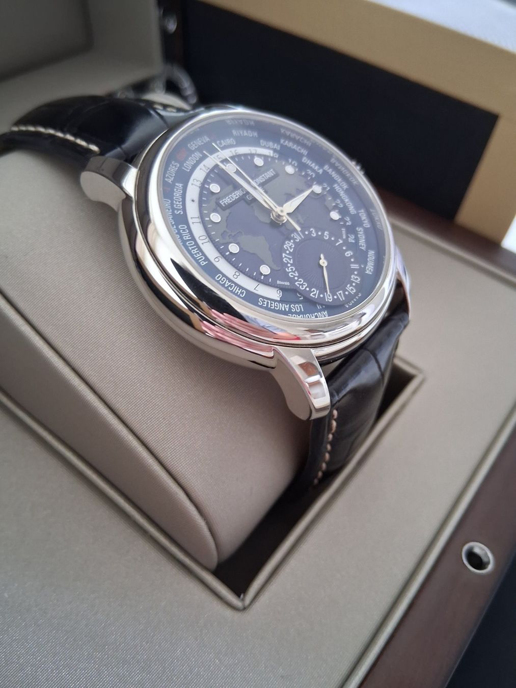 Frederique Constant Montres: Frédérique Constant Manufacture Worldtimer blue – D'occasion à Les Avanchets par ste_g5dl 3
