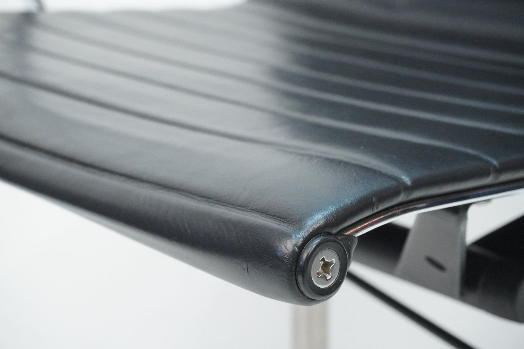 Vitra Stühle: Vitra Eames Alu Chair EA119 Leder Designklassiker – Gebraucht aus Bad Zurzach von QLASSIQ 6