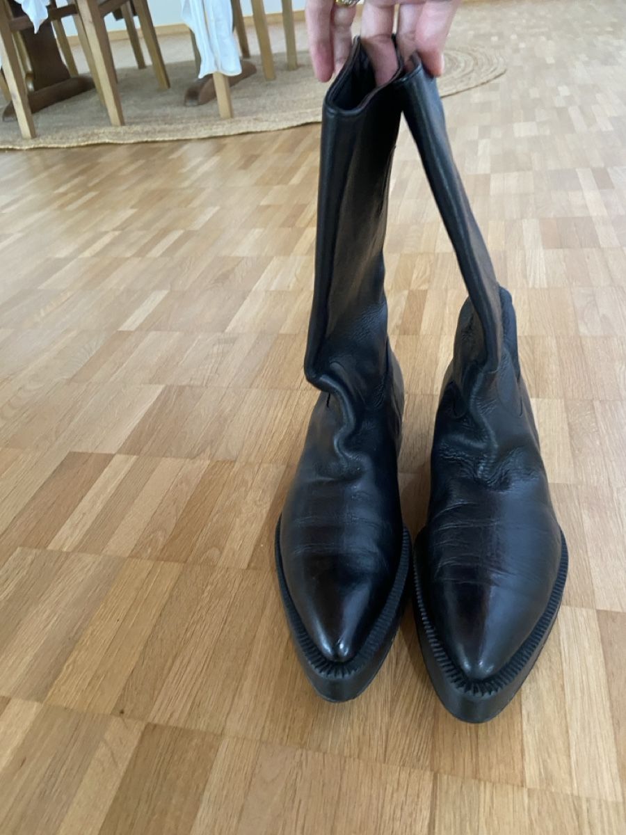 Prada Scarpe da donna: Prada Black Leather Pointed Toe Lug Sole Mid-Calf Boots – Usato da Münchenstein venduto da B771 3