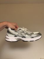 ASICS Sneaker Weiss Silber Grösse 44 leichte Gebrauchsspuren