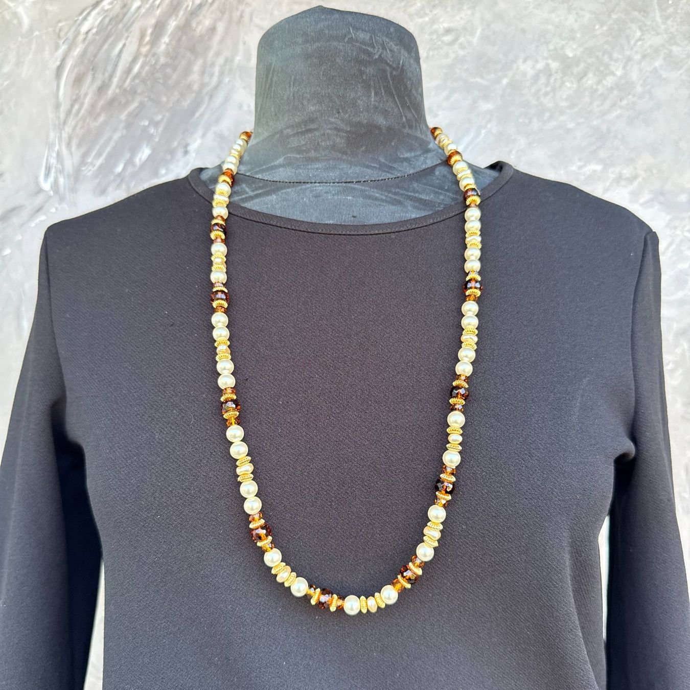 Catenine: Collier long perles blanches et perles ambrées facettées – Usato da Thônex venduto da Suisse.Shopping 1
