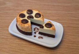 Puppenhaus Zupfkuchen auf Keramik Platte
