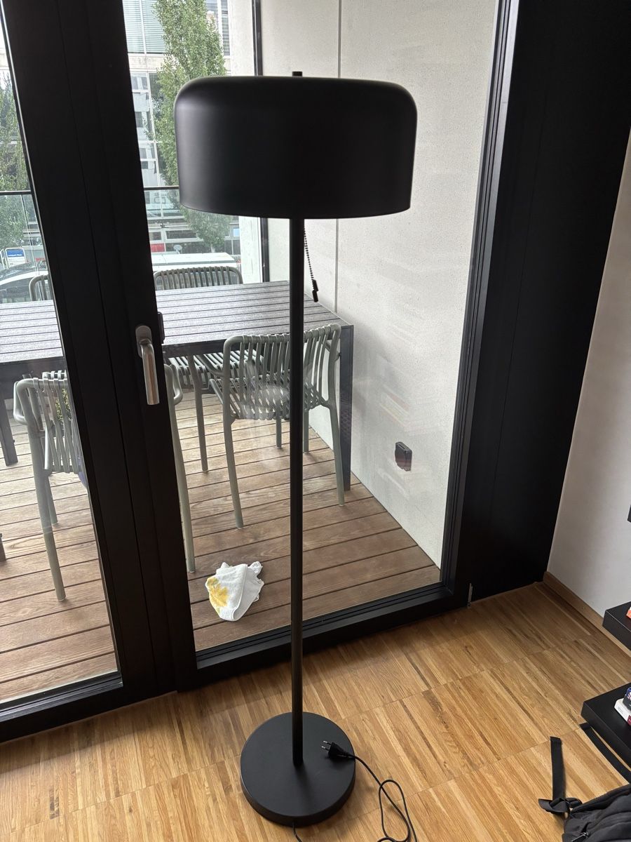 Lampade: Lampada da terra nera elegante, perfetta per l'autunno. – Usato da Zürich venduto da gio_fg7s