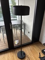 Lampada da terra nera elegante, perfetta per l'autunno.