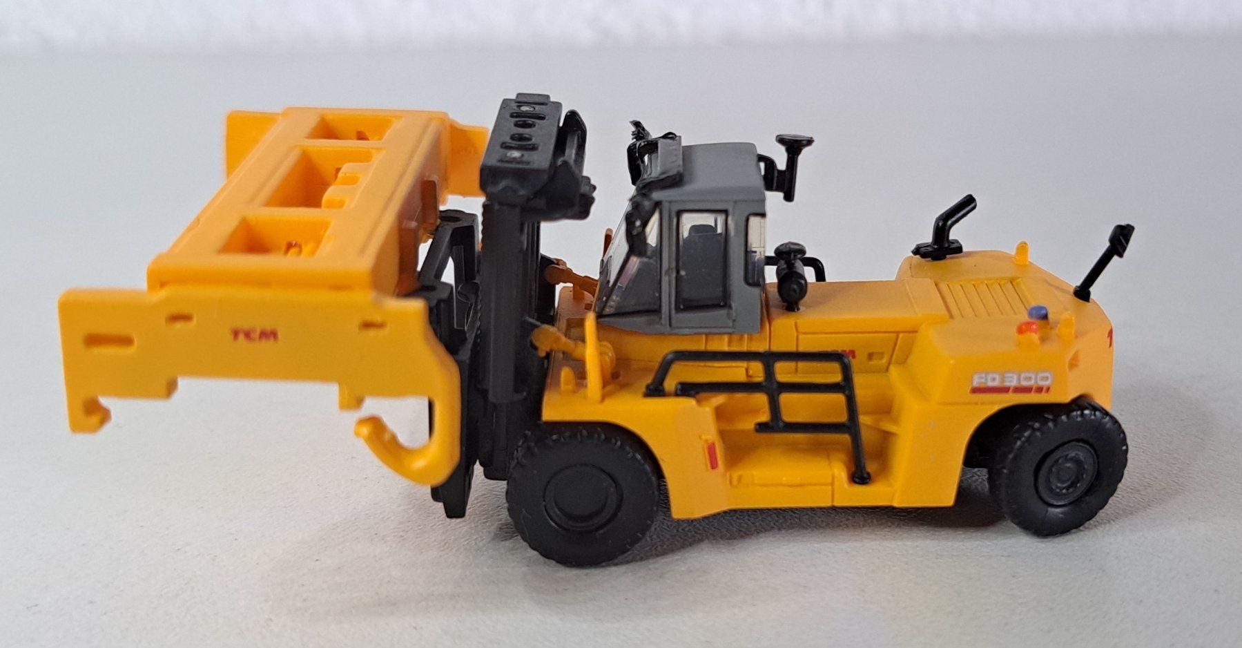 Kato Modelleisenbahnen: Container Stapler mit Valser Container Neu OVP Spur N Kato – Neu (gemäss Beschreibung) aus Salez von rhb-spur-n 5