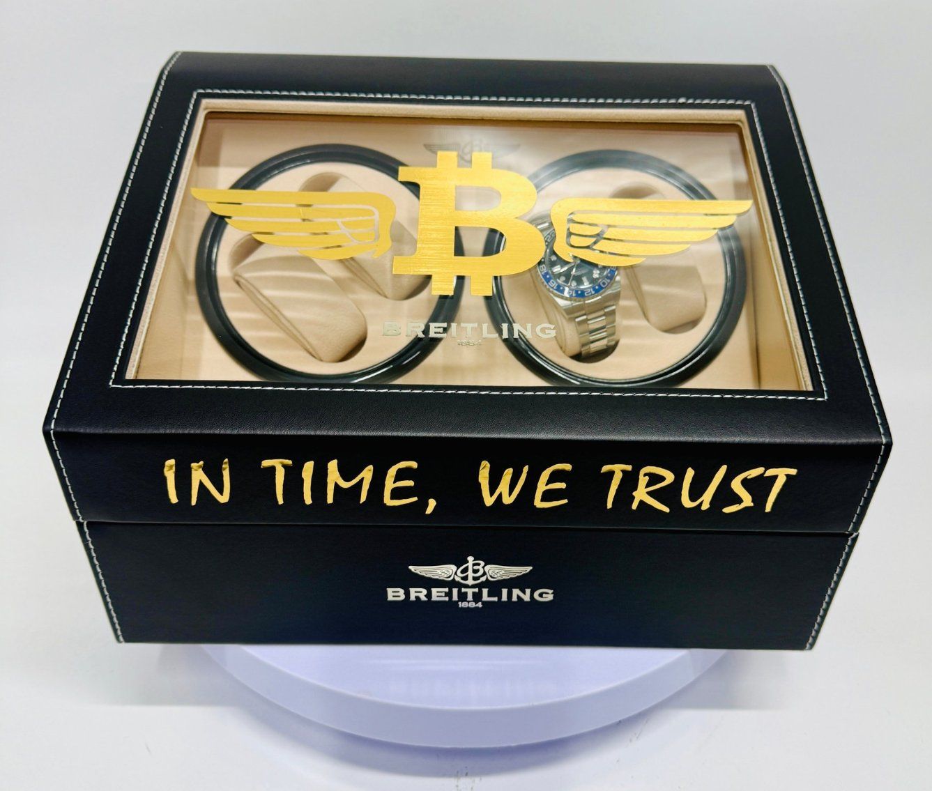 Breitling Uhrenboxen: Handsigniertes Pop-Art Luxus-Designobjekt "In Time We Trust" – Neu und originalverpackt aus Hornussen von tha_l6qp 4