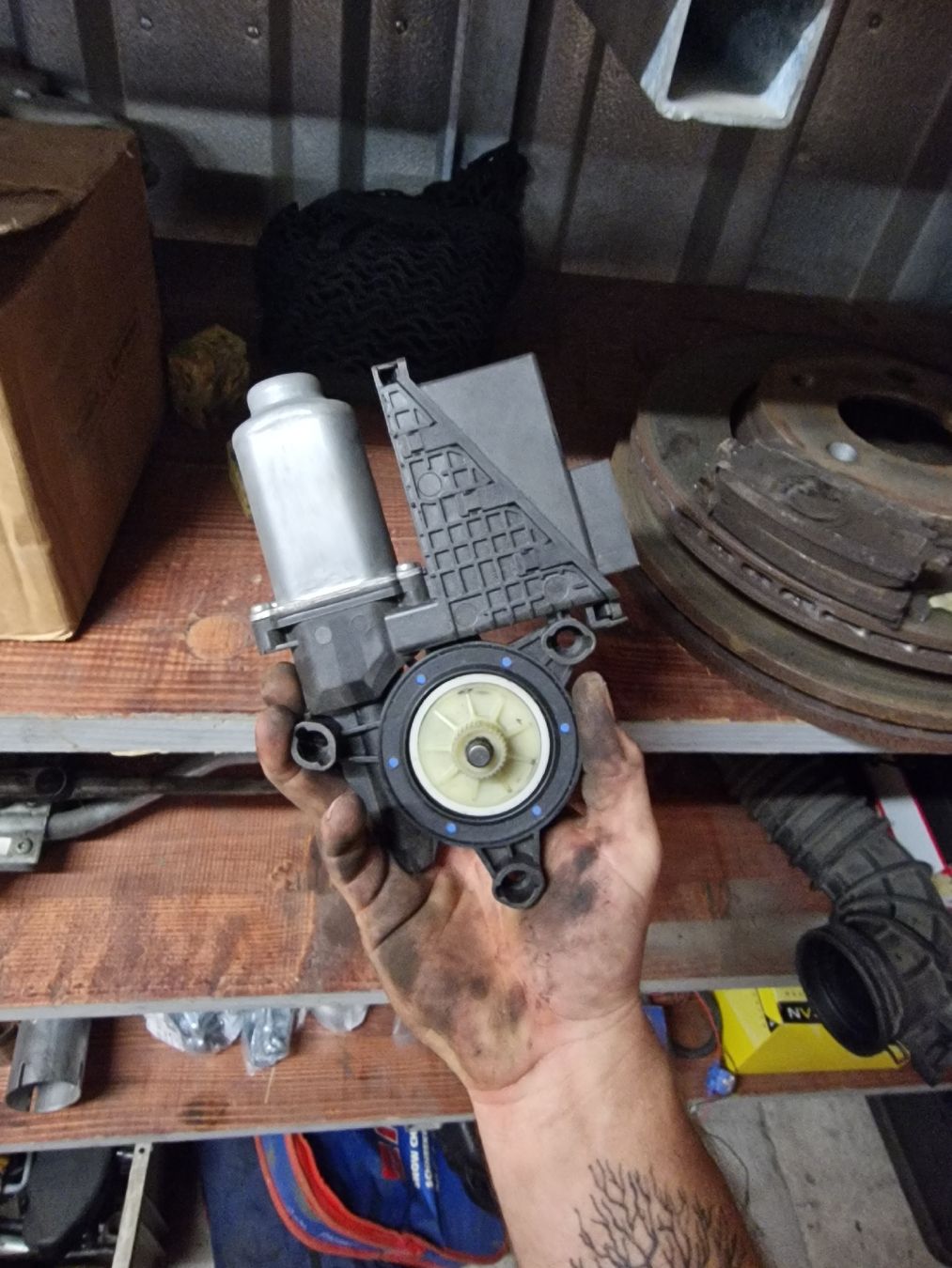 Toutes les pièces auto: Scheibenwischermotor hinten zu VW T5 – D'occasion à Mols par L.M.123