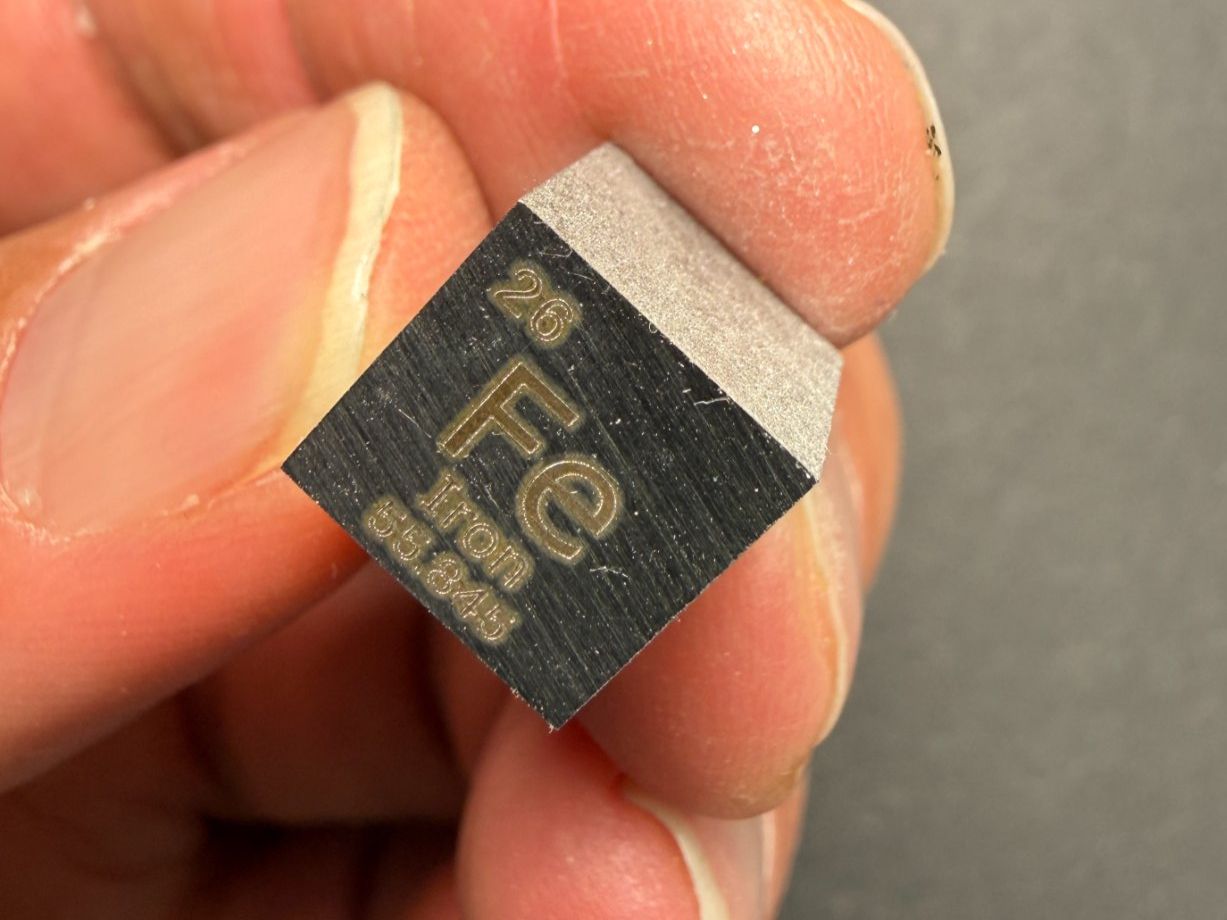 Edelmetalle: Eisen Elementwürfel, mit Gravur 1x1x1cm – Neu und originalverpackt aus Lützelflüh-Goldb von Elementis