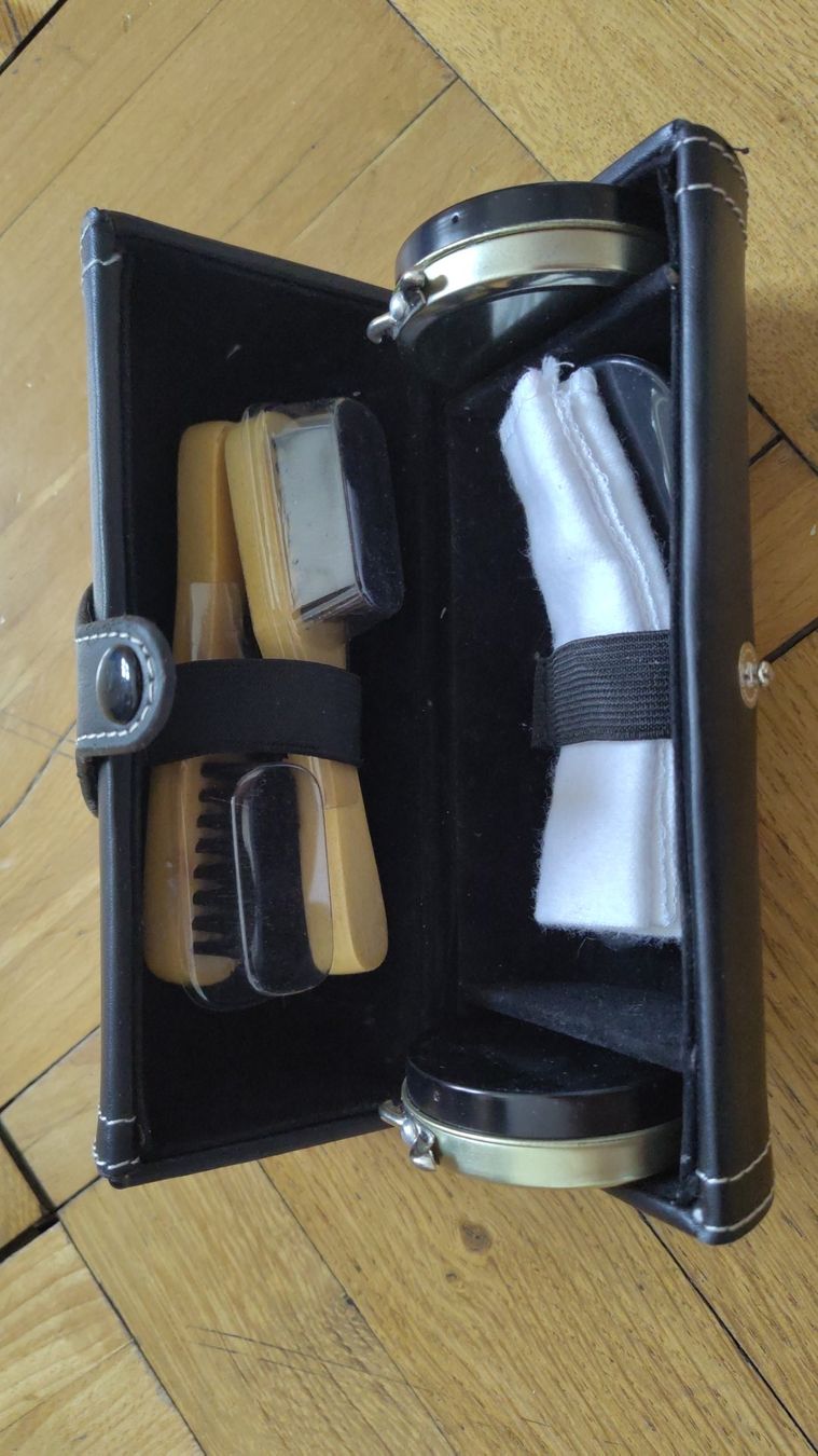Produits d'entretien: Schuhputzset altmodisch – D'occasion à Basel par mobafl33