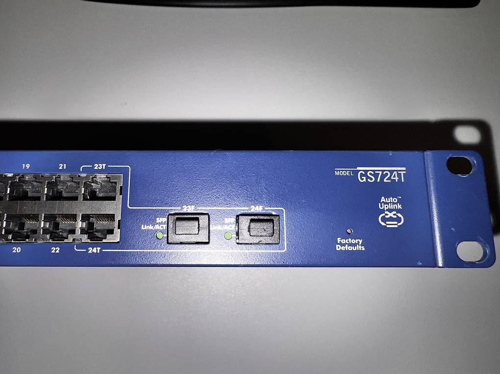Netgear Hub & Switch: Switch LAN Netgear GS724T – Usato da Zürich venduto da geminyone80 1