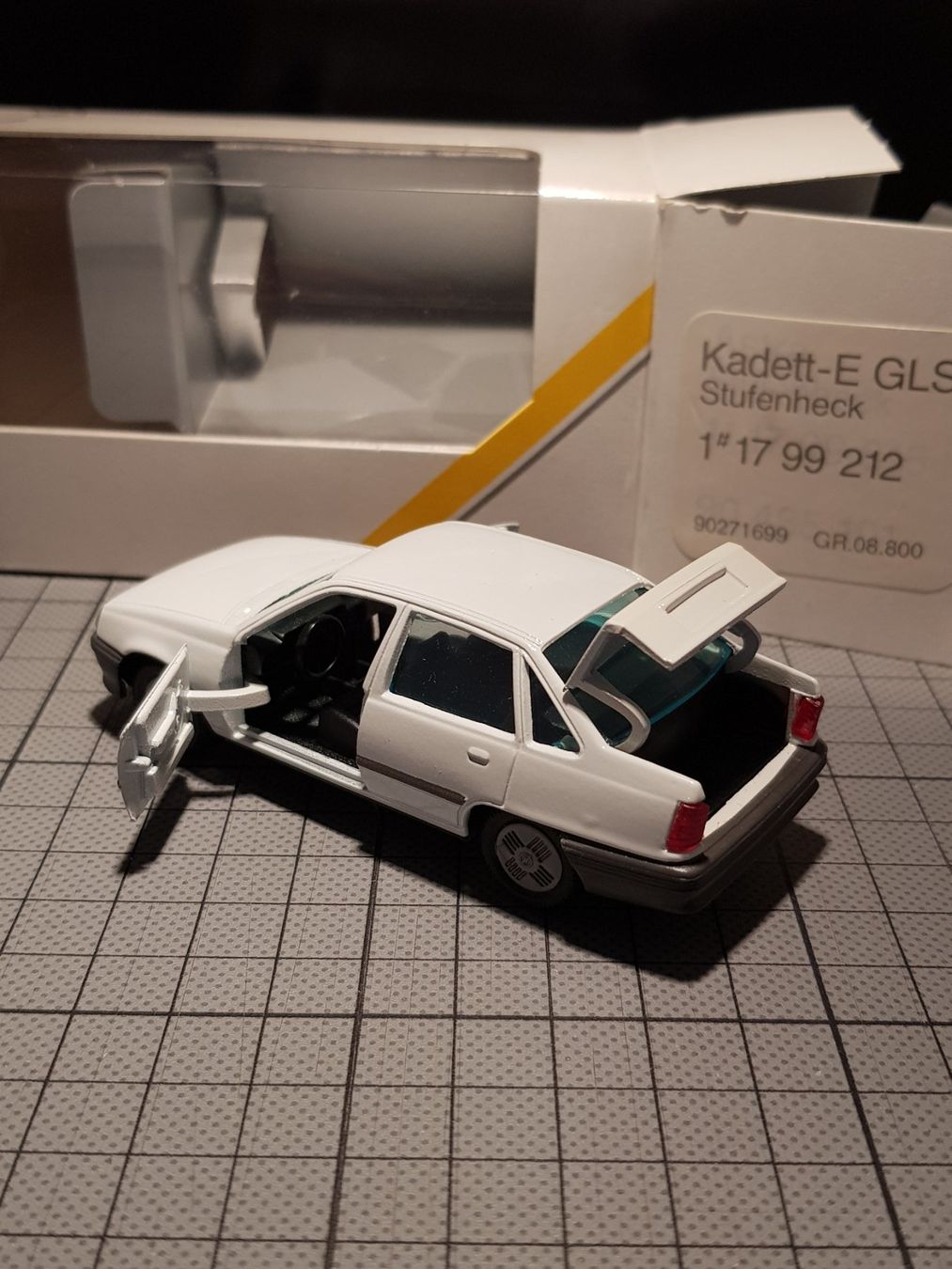 Opel Modellini d'auto: Opel  Kadett-E GLS Stufenheck – Nuovo e nell'imballaggio originale da Chézard-St-Martin venduto da AlPat-Collections 2