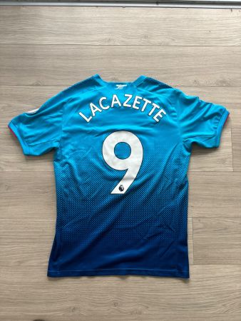 2017-18 Arsenal Away Shirt Lacazette #9 (L)