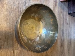 Wunderschöne tibetische Klangschale mit Gravur – Komplettset
