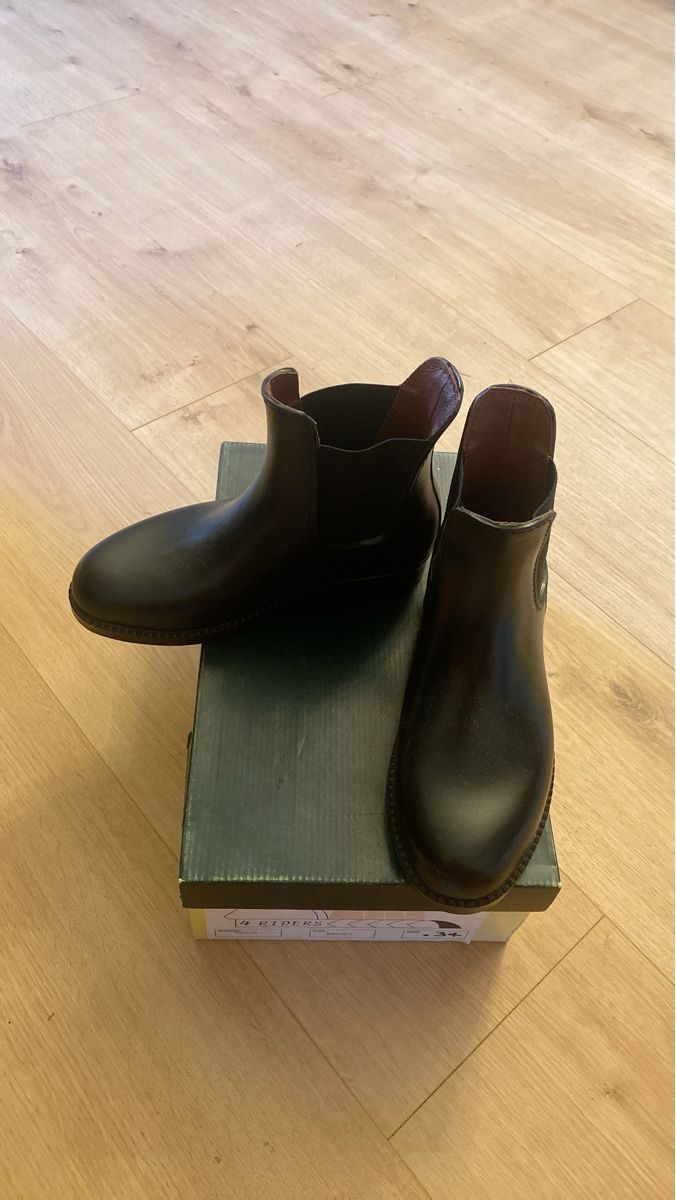 Scarpe per cavalli: Bottes Riders, taille 33 - neuve – Nuovo (secondo la descrizione) da Cortaillod venduto da dyl_7j58