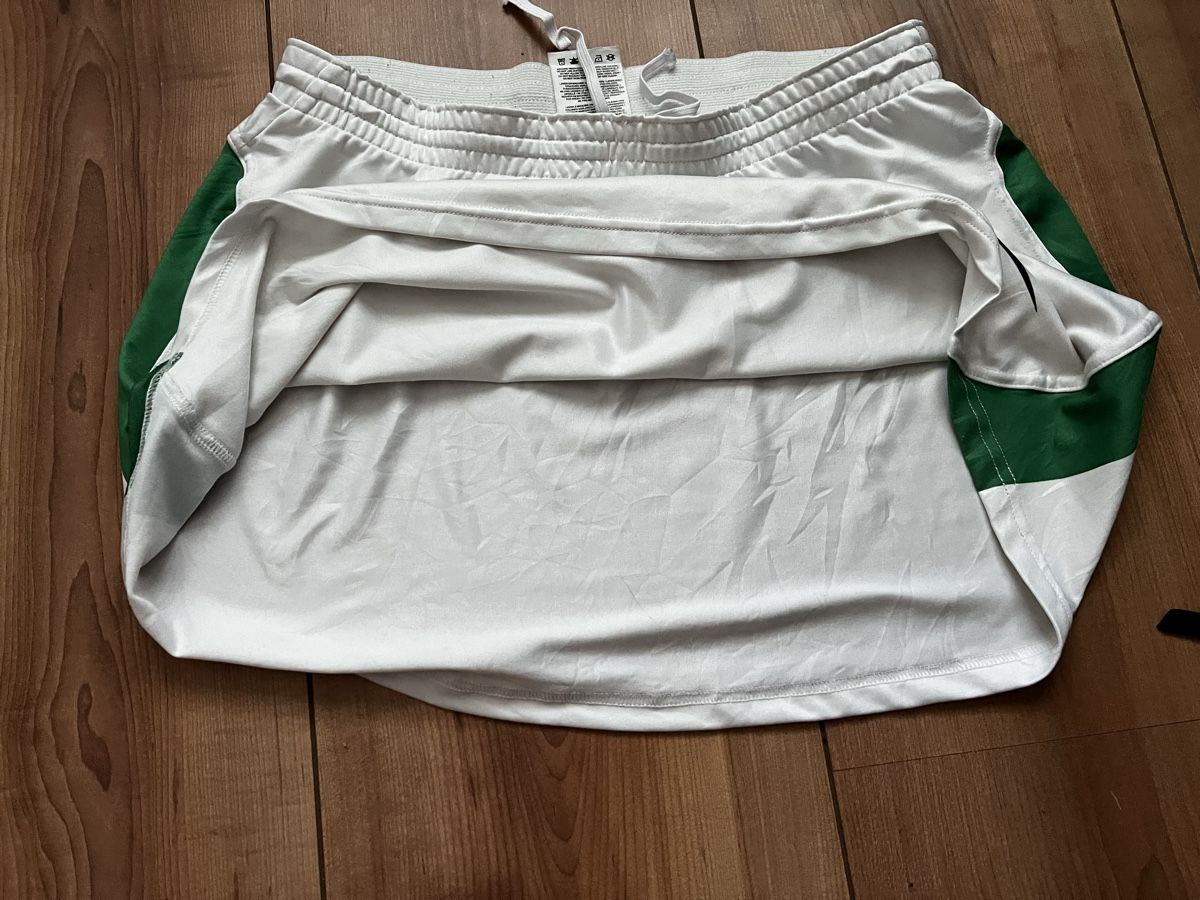 Nike Gonne: Nike Jupe weiss/grün Grösse M  – Usato da Thierachern venduto da sha_r8ly 3