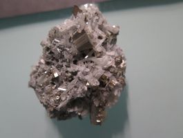 Bergkristall mit glänzenden Pyriten von Bulgarien ca. 129 gr