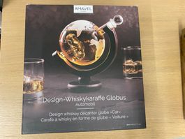 Whiskykaraffe als Globus mit Automobil
