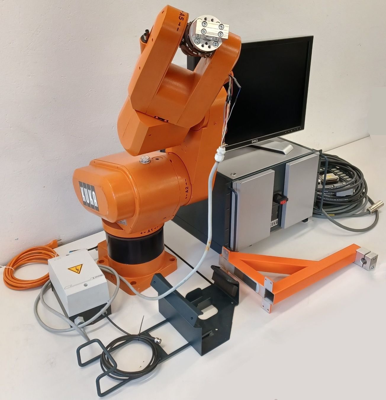 Accessori da laboratorio: Kuka KR 3 6 axis robotic arm – Difettoso da Niederdorf venduto da LeptonAG_Labor 1