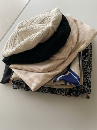 Mützen und Schals zum Teil ganz neu
