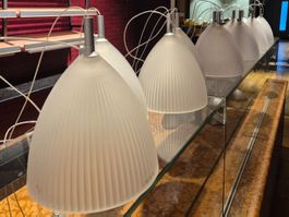 12 Stk. Pendelleuchten aus Glas gerippt matt weiss gebraucht