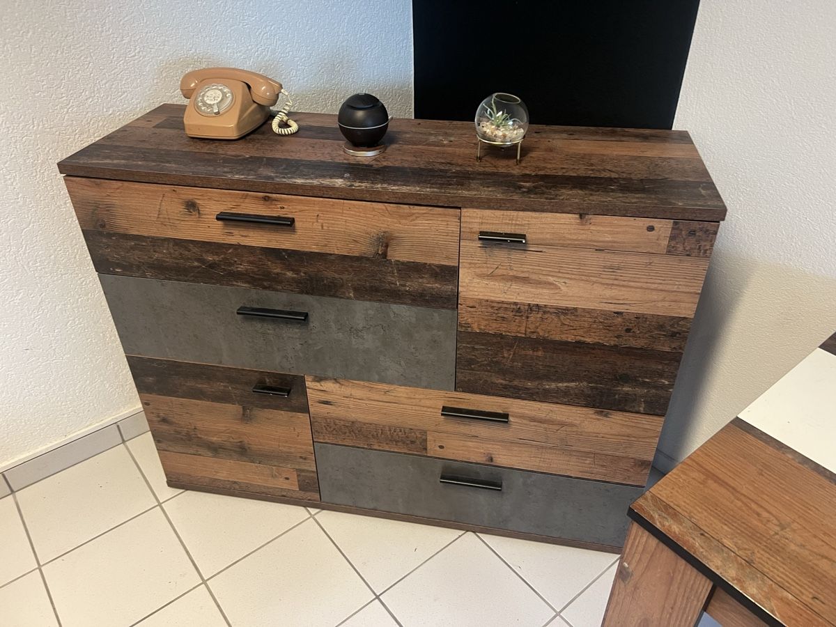 Set di tavolo e panche: 2 Tables - et un meuble uni comme neug – Usato da Ponthaux venduto da Hello-Fribourg1700 1