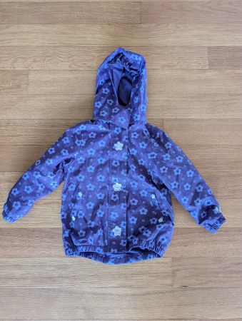 Jacke mit fehlenden Blümchenapplikationen