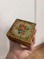 Holzkiste mit Verzierungen