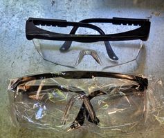 2 Stk. Schutzbrille (1 Stk. neu)