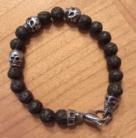 Armband aus Lavastein mit Totenköpfen aus Metall💀