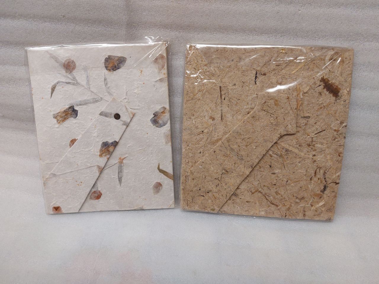 Cornici: 2 handcrafted papier-mâché frames from Malaysia - Frs 1 – Nuovo e nell'imballaggio originale da Pambio Noranco venduto da TREBORLOP 1